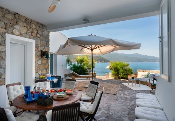 Area living per pranzo e relax sulla terrazza al piano inferiore  - Villa il Faro 