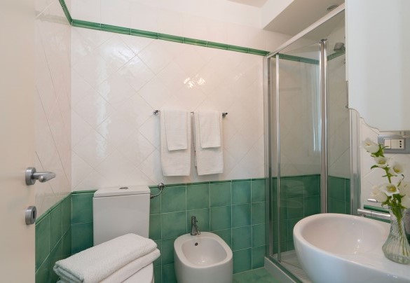 Bagno en suite con doccia n.4 (piano -4) - Villa Il Faro