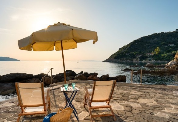 Dalla terrazza 2 rampe di scalette consentono l'accesso in acqua - Villa Il Faro
