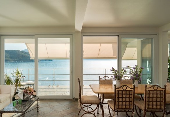 Tavolo da pranzo con vista sulla terrazza (piano -3) - Villa Il Faro