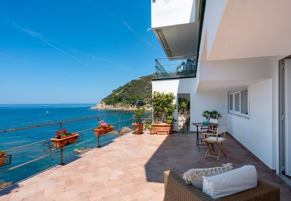 Terrazza attrezzata (piano -4) - Villa Il Faro