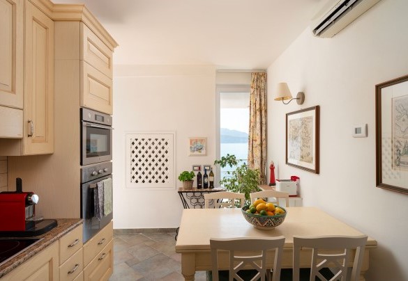 Cucina con uscita sulla terrazza (piano -3) - Villa Il Faro