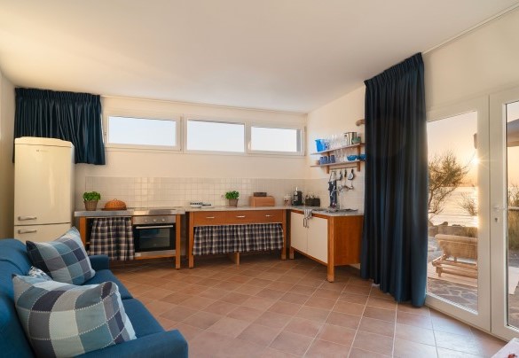 Zona living con angolo cottura (piano -1) - Villa Il Faro