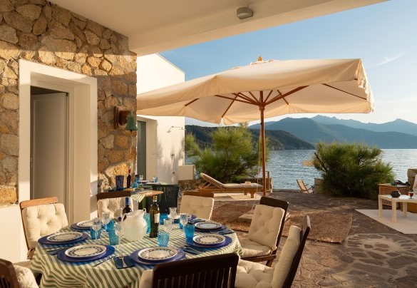 Area da pranzo sulla terrazza al piano inferiore - Villa Il Faro