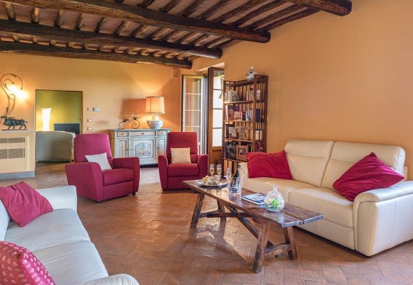 Dal salotto l’accesso è diretto sul porticato attrezzato – Villa Il Foramasso