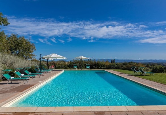 Alla piscina è dedicata un’ampia area esclusiva e discreta nel parco che si raggiunge in circa 70 m attraverso un viale costeggiato da siepi – Villa Il Foramasso
