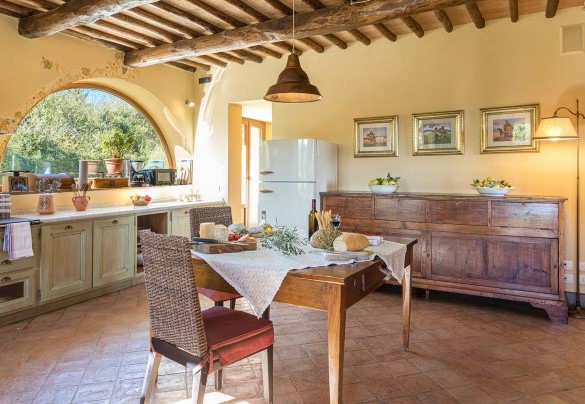 La madia d’epoca impreziosisce la spaziosa cucina – Villa Il Foramasso