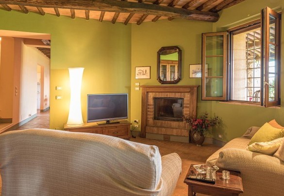 La sala tv con caminetto e tv con digitale terreste – Villa Il Foramasso
