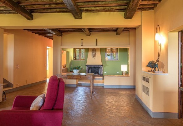 Il maestoso caminetto alberga nel salone – Villa Il Foramasso