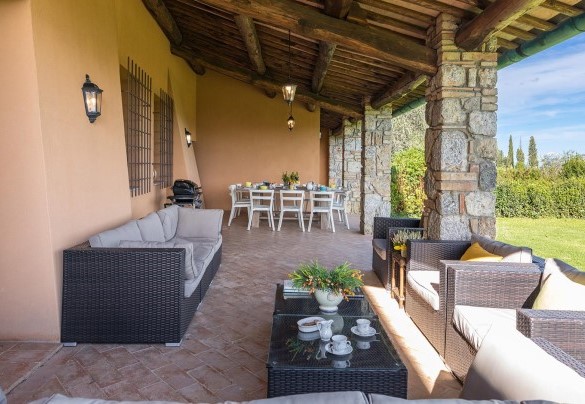 Il grande portico con accesso diretto dal salone principale, ideale per il relax e per godere della tranquillità del parco – Villa Il Foramasso