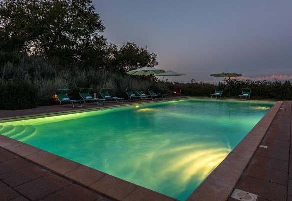 La piscina illuminata per soggiorni serali – Villa Il Foramasso 