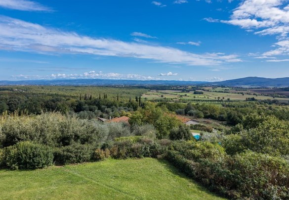 Il parco si dipana su una superficie pianeggiante di circa 5000 mq e accoglie una vegetazione ricchissima – Villa Il Foramasso