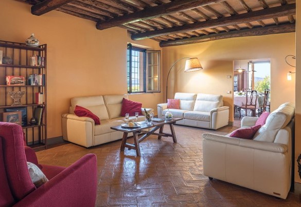 Lo spazioso salotto è comunicante con la sala da pranzo – Villa Il Foramasso		