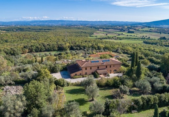 A pochi chilometri dal borgo medievale di Casole d’Elsa, la villa domina un paesaggio mozzafiato che cavalca le cime collinari del Chianti con i suoi borghi circostanti, da San Gimignano a Monteriggioni – Villa Il Foramasso