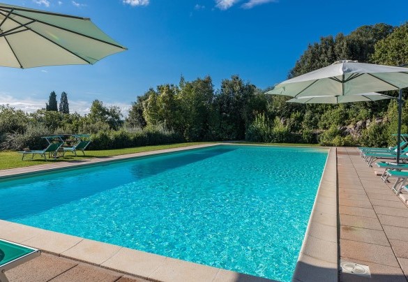 L’ampio perimetro ampio che fa da contorno alla piscina, in pietra e poi a prato – Villa Il Foramasso