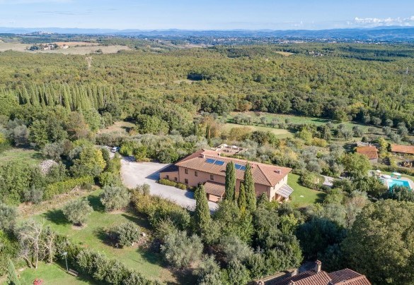 La proprietà è abbracciata da un ricco giardino per il relax all’aperto, garantito dalla posizione appartata e tranquilla della proprietà, anche se a poca distanza da alcune classiche destinazioni toscane – Villa Il Foramasso