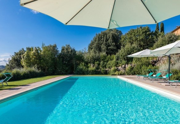 La piscina, dotata di gradini sommersi di accesso, è depurata a sale e rivestita in PVC – Villa Il Foramasso