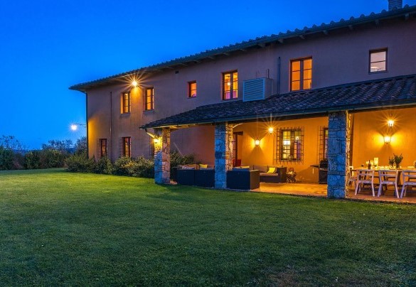 Materiali della tradizione locale danno voce all’architettura di questo immobile di prestigio, arredato con mobili di antiquariato e di fattura artigianale – Villa Il Foramasso