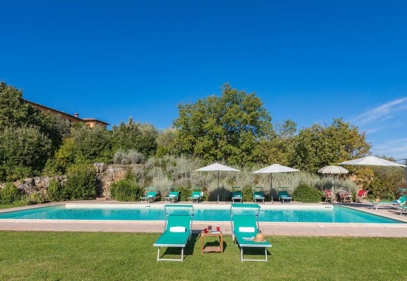 Il solarium accoglie un salottino ombreggiato, eleganti lettini prendisole, ombrelloni e la doccia con acqua fredda – Villa Il Foramasso