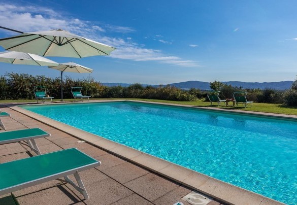 La piscina rettangolare misura 7 x 17 m con una profondità che digrada da 1,40 m a 1,80 m – Villa Il Foramasso 
