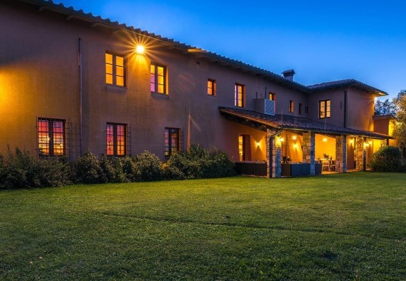 La villa dimora in posizione collinare nella campagna della regione della Val d’Elsa, al centro della Toscana e nei pressi dell’antico borgo medievale di Casole d’Elsa – Villa Il Foramasso