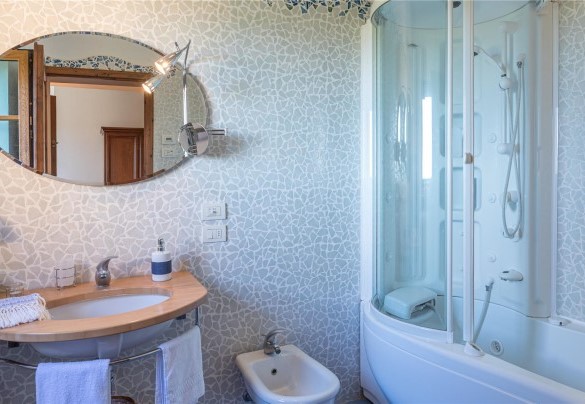 Bagno con doccia idromassaggio e vasca idromassaggio n.4 en suite alla camera n.4 – Villa Il Foramasso