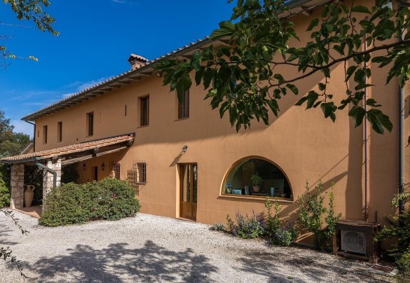 La facciata anteriore della villa e il suo ingresso principale – Villa Il Foramasso