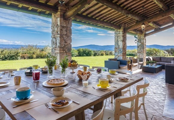 Zona pranzo esterna nel porticato – Villa Il Foramasso 