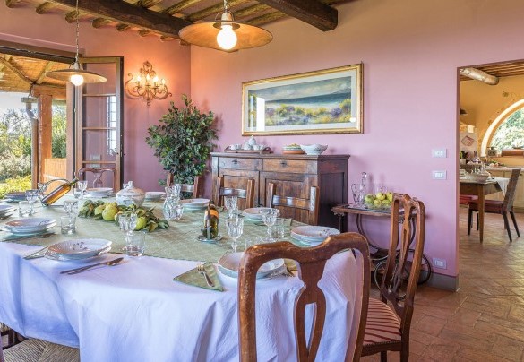 La sala da pranzo è ben collegata alla cucina – Villa Il Foramasso