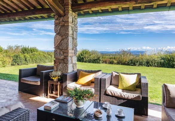 Il giardino pianeggiante con prato – Villa Il Foramasso