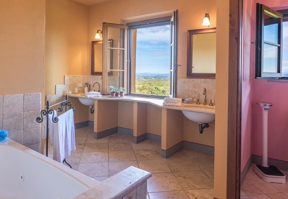Bagno n.2 con vasca idromassaggio en suite alla camera n.2 – Villa Il Foramasso