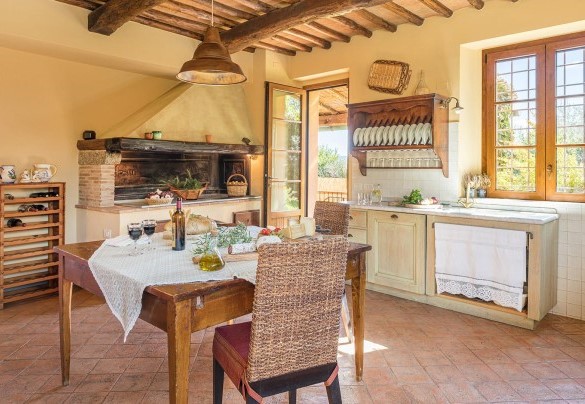 Camino- barbecue originale e acquaio in pietra definiscono il sapore classico della cucina – Villa Il Foramasso