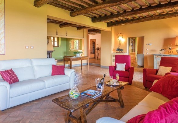 Il salotto al piano terra è il cuore della casa – Villa Il Foramasso