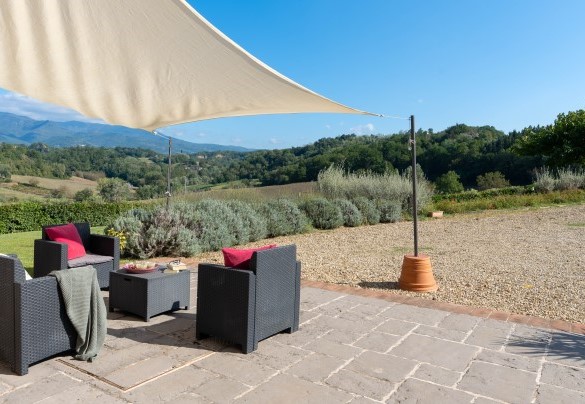 Nella zona antistante l'ingresso, un'ombreggiata zona living dotata di comode sedute con vista panoramica - Villa il Magnifico 