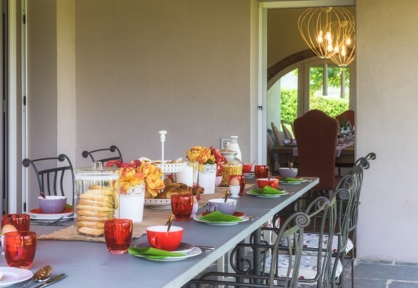 Il portico, adiacente alla cucina, arredato con un ampio tavolo per pranzi all’aria aperta - Villa il Magnifico 