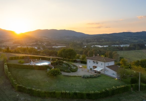 La proprietà si adagia sulle dolci colline toscane - Villa il Magnifico  