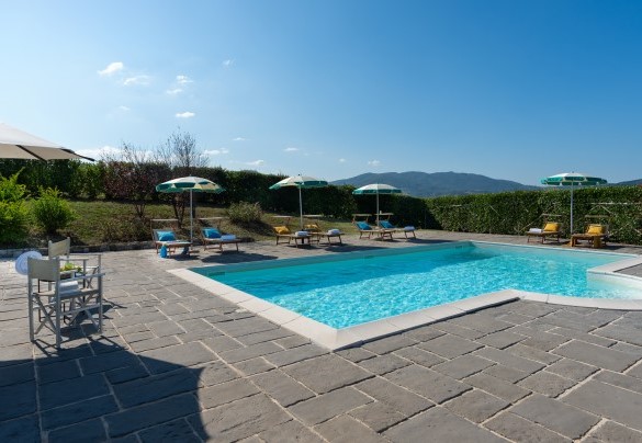 La vasca è di forma rettangolare misura 5x10 metri con profondità di 1,40 metri - Villa il Magnifico