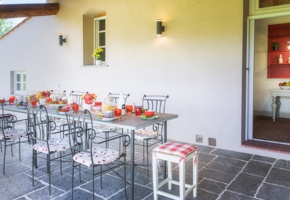 Il portico con tavolo da pranzo in posizione panoramica sul castello di Sammezzano - Villa il Magnifico