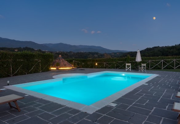 La piscina è dotata di illuminazione sia interna che nel perimetro esterno - Villa il Magnifico   