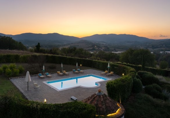 Sottostante la piscina si trova un piccolo annesso che ospita un bagno con doccia e spogliatoio - Villa il Magnifico  