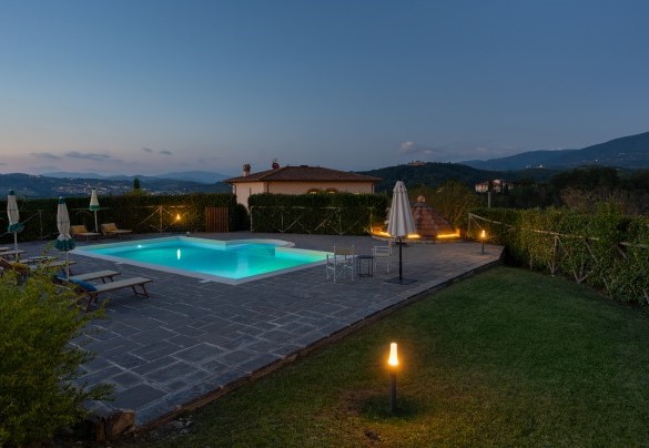 La bella piscina illuminata di notte e la villa sullo sfondo - Villa il Magnifico  