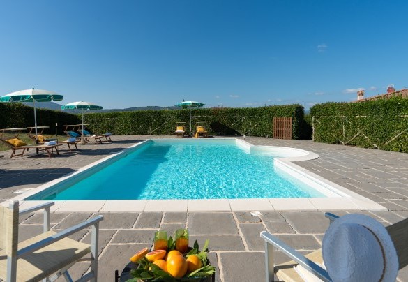 La piscina, posta nella parte alta della proprietà, è recintata e guarnita con siepi di Photinia per garantire privacy - Villa il Magnifico