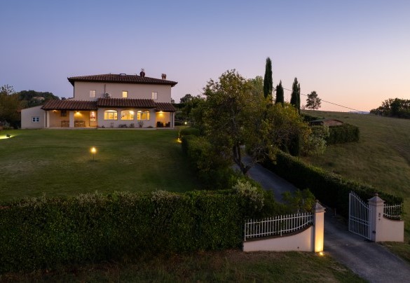 La stradina interna che dal cancello conduce alla casa - Villa il Magnifico   