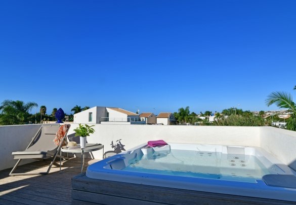 La vasca idromassaaggio sul terrazzo del tetto - Villa Il Melograno