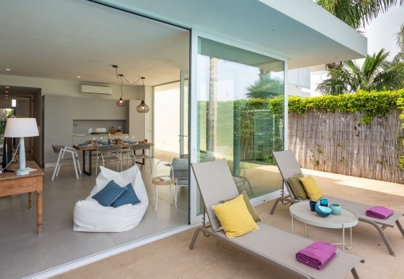 L’accesso all’esterno dalla zona giorno al terrazzamento che ospita la piscina - Villa Il Melograno