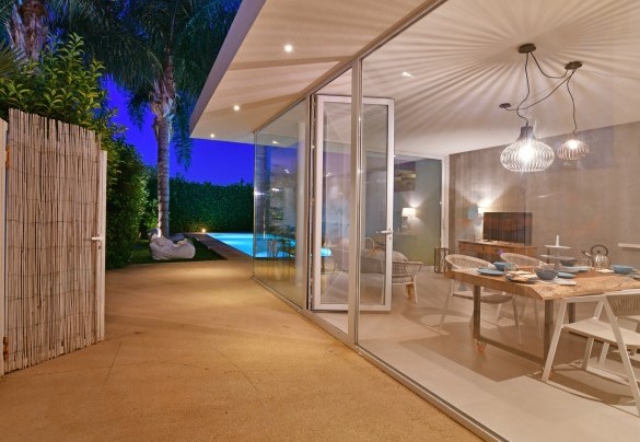 L’ingresso principale si apre sull’ambiente open-space  con zona soggiorno e pranzo. Di fronte all’accesso diretto da Villa Carrubbo, se entrambe le ville vengono prenotate insieme. - Villa Il Melograno