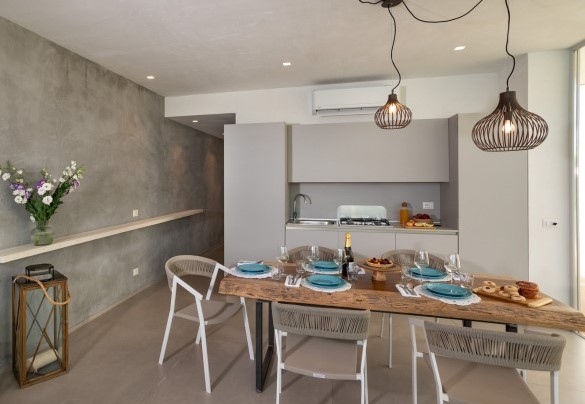 La zona pranzo e cucina nell’open space e il corridoio verso la zona notte - Villa Il Melograno