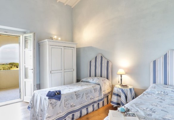 The twin bedroom on the first floor with an en-suite bathroom - Villa Il Meluccio
