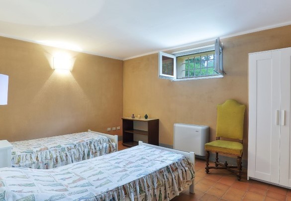 The twin bedroom on the basement floor - Villa Il Meluccio
