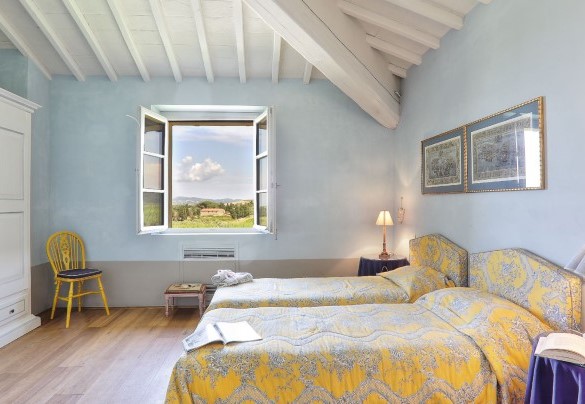 The stunning twin bedroom with an en-suite bathroom on the first floor - Villa Il Meluccio